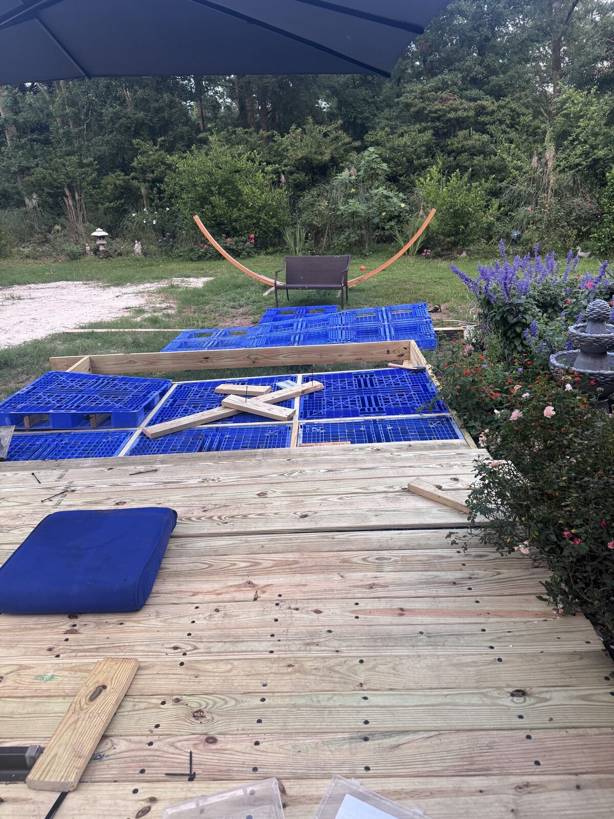 Decking going on over the pallet grid.